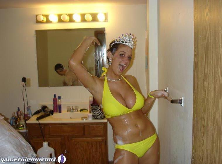 20P Pictures of hot teen girls partying on spring break