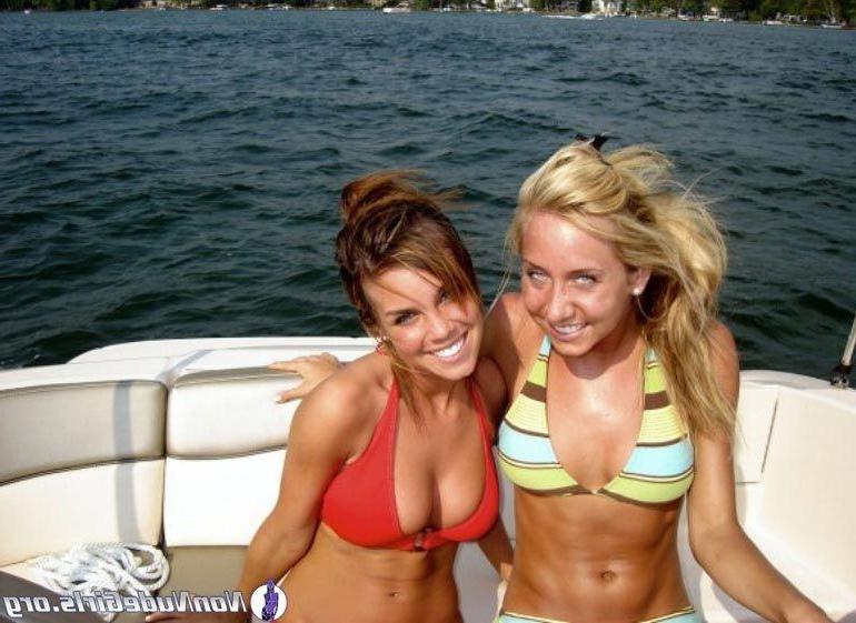 20P Pictures of hot teen girls partying on spring break