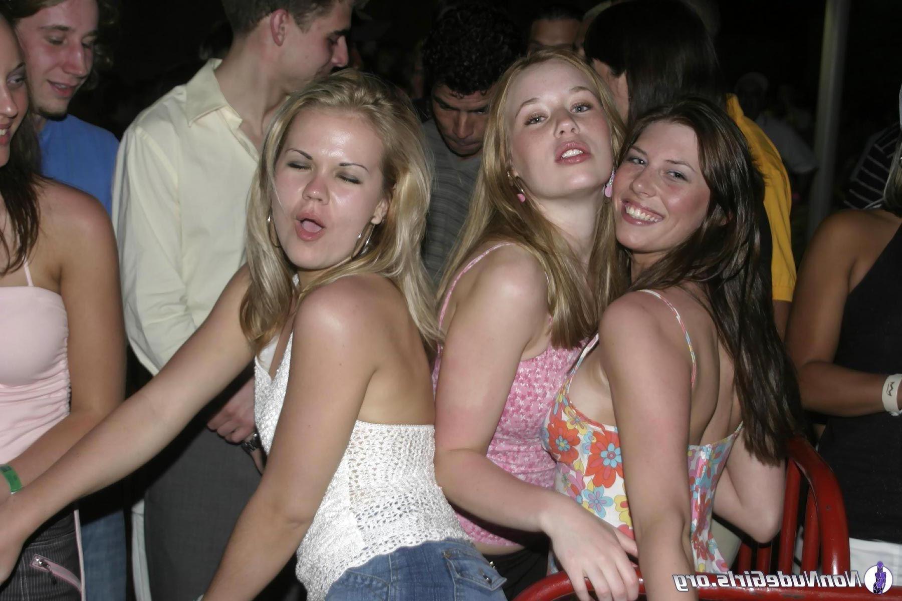 20P Pictures of hot girls flaunting their bodies