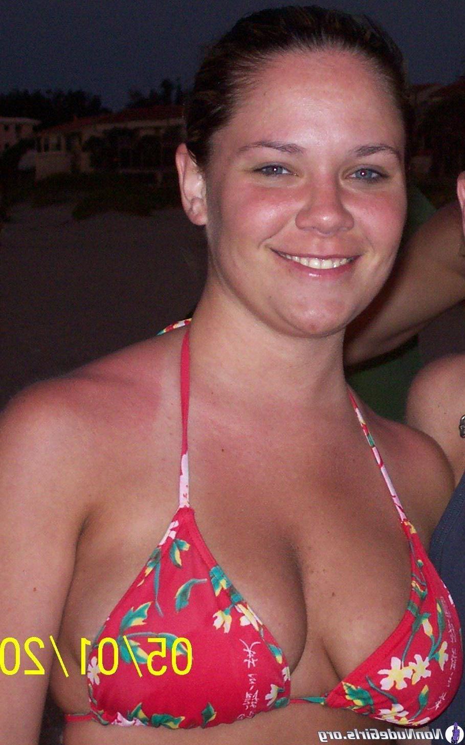 20P Pictures of super-hot girls in bikinis
