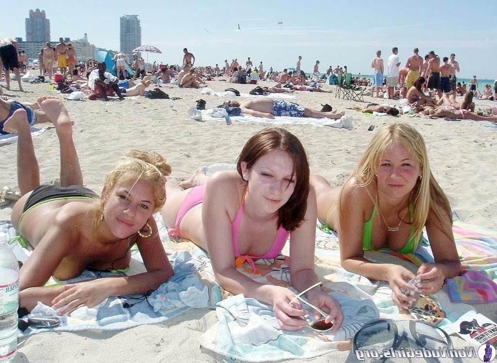 20P Pictures of super-hot girls in bikinis