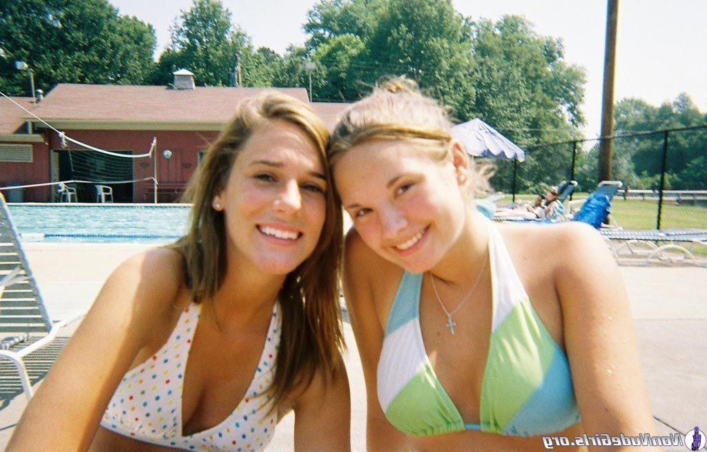 20P Pictures of super-hot girls in bikinis