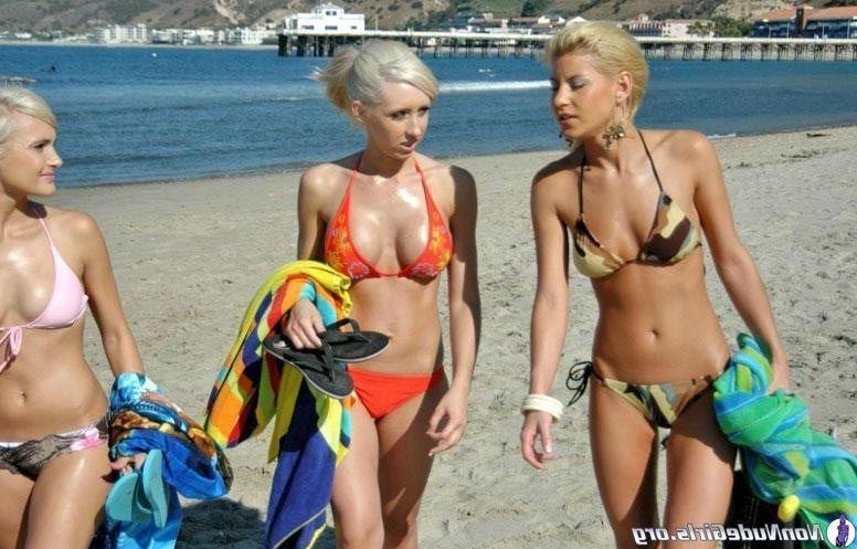 20P Pictures of super-hot girls in bikinis