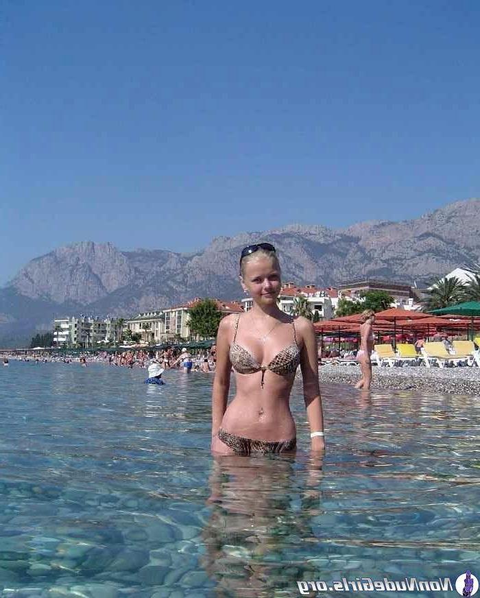 20P Pictures of super-hot girls in bikinis