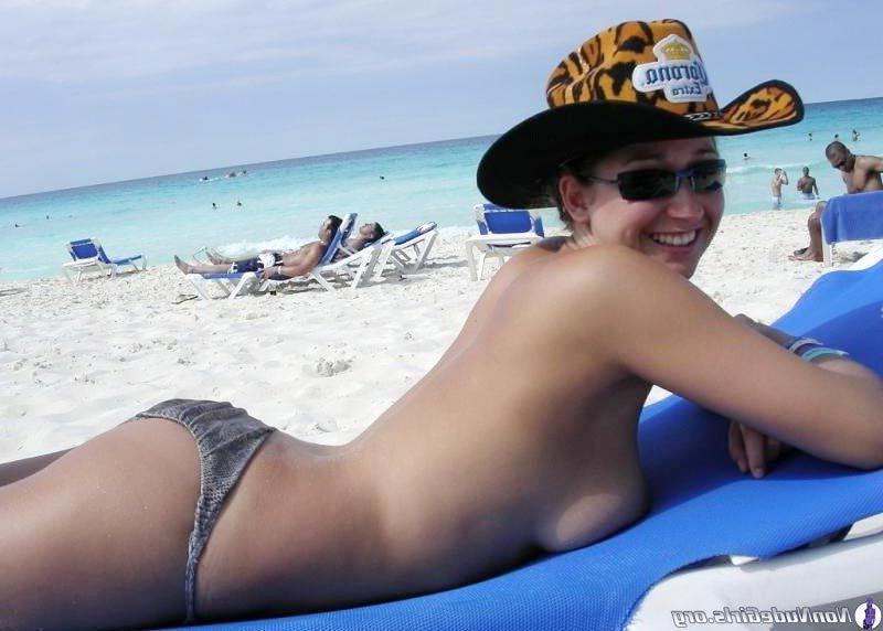 20P Pictures of super-hot girls in bikinis