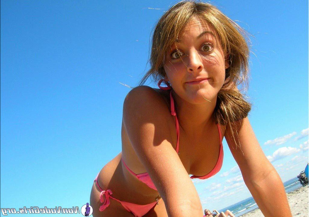 20P Pictures of teen girls looking hot in bikinis