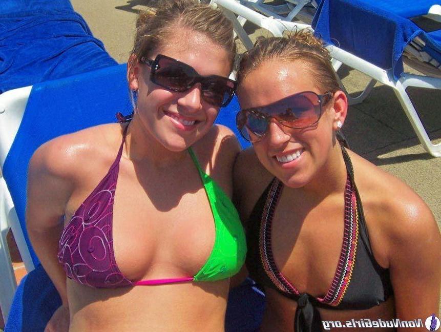 20P Pictures of teen girls looking hot in bikinis