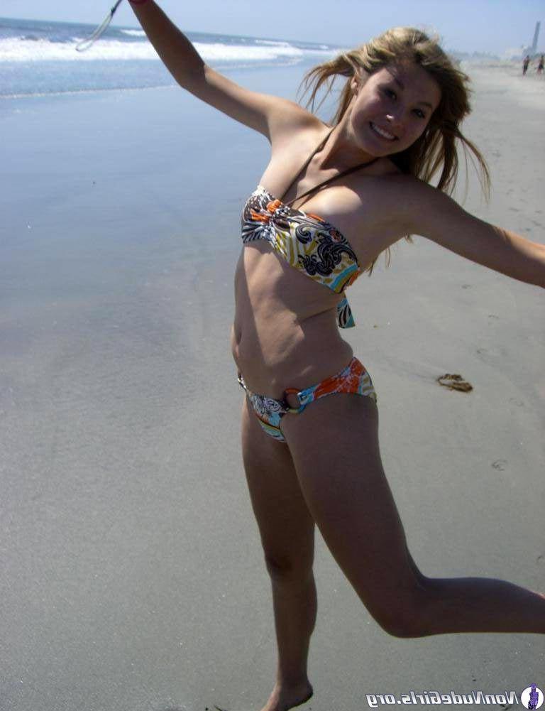 20P Pictures of super-hot teen girls in bikinis