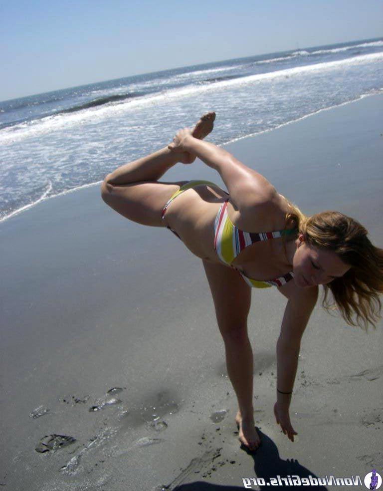 20P Pictures of super-hot teen girls in bikinis