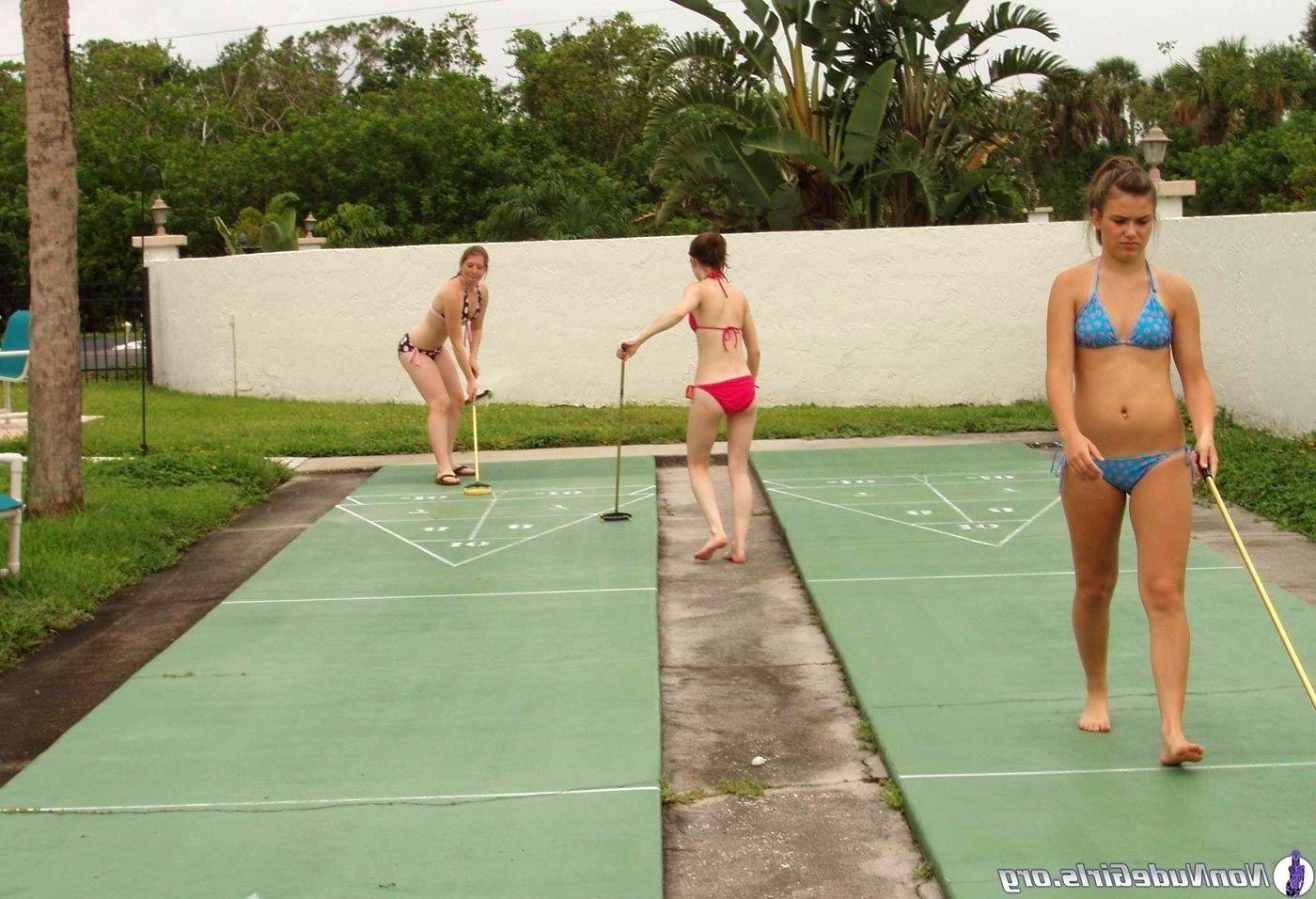 20P Pictures of super-hot teen girls in bikinis
