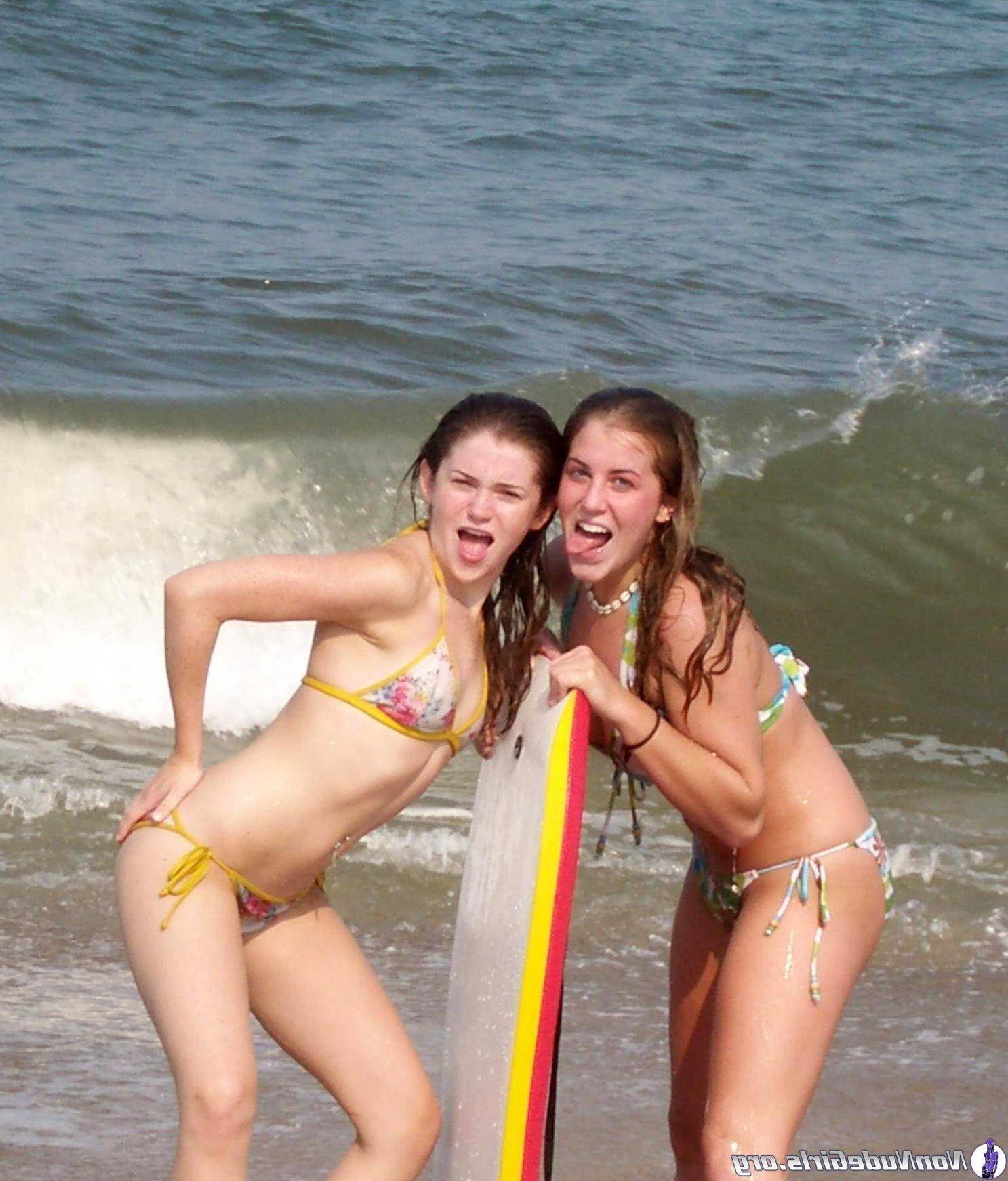 20P Pictures of super-hot teen girls in bikinis