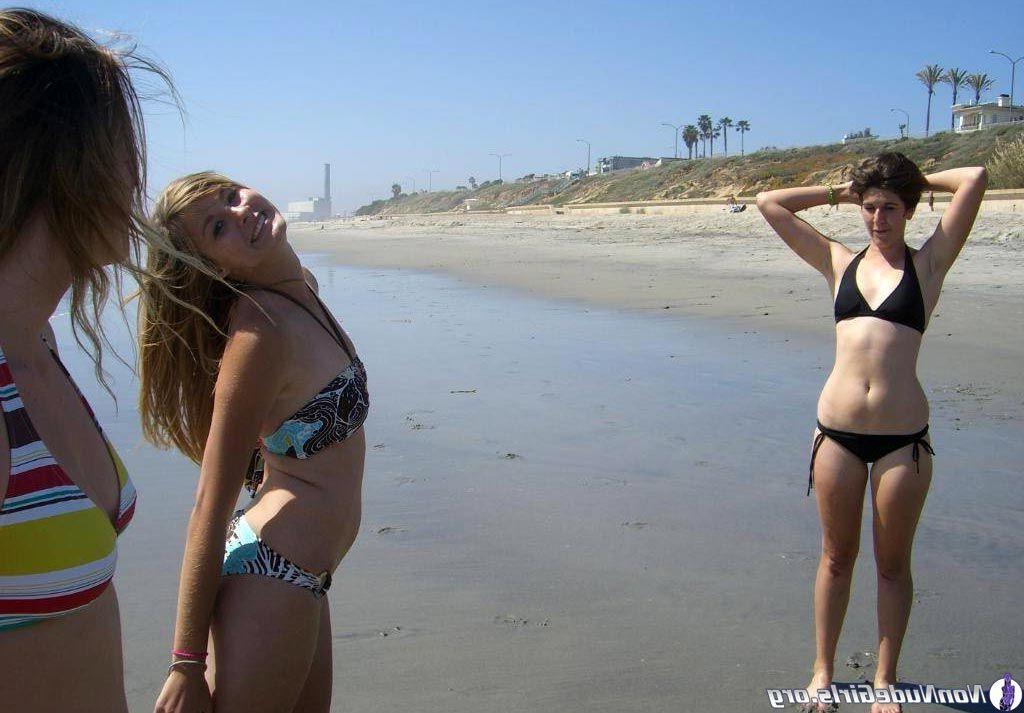 20P Pictures of super-hot teen girls in bikinis