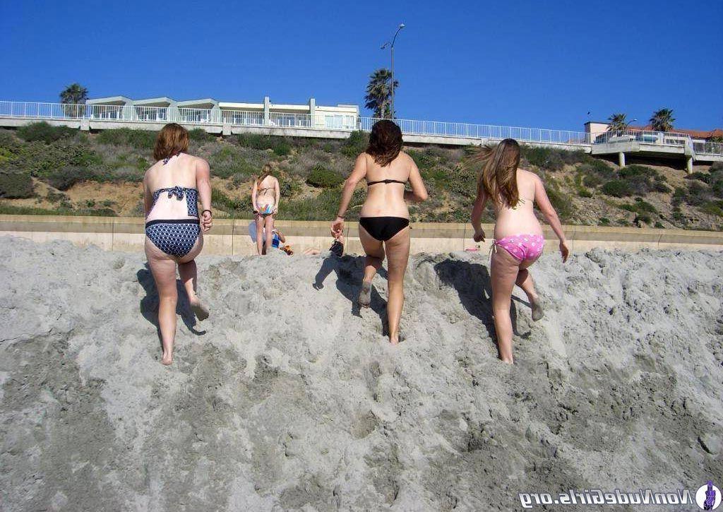20P Pictures of super-hot teen girls in bikinis