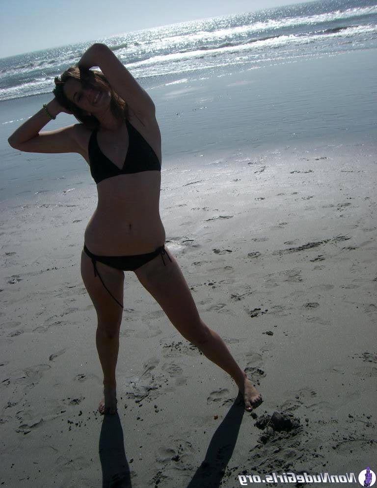 20P Pictures of super-hot teen girls in bikinis
