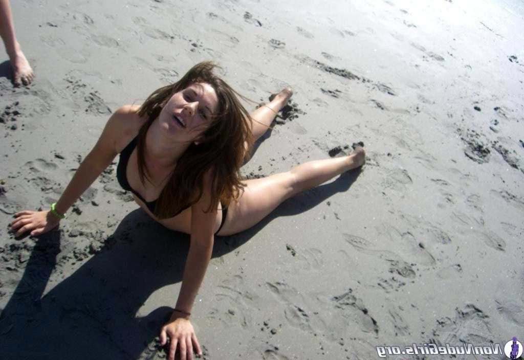 20P Pictures of super-hot teen girls in bikinis