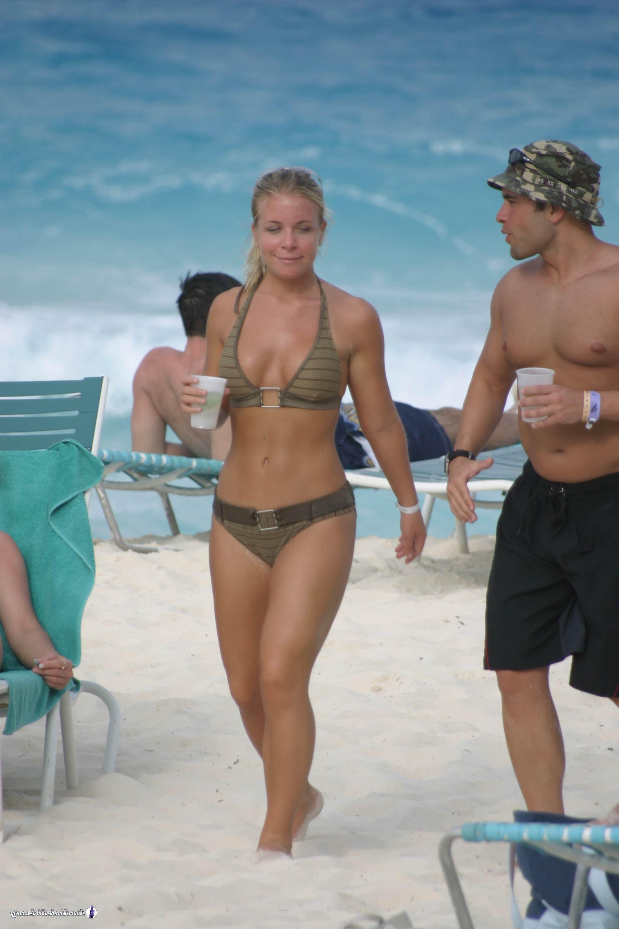 20P Pictures of gorgeous girls in bikinis caught on cam
