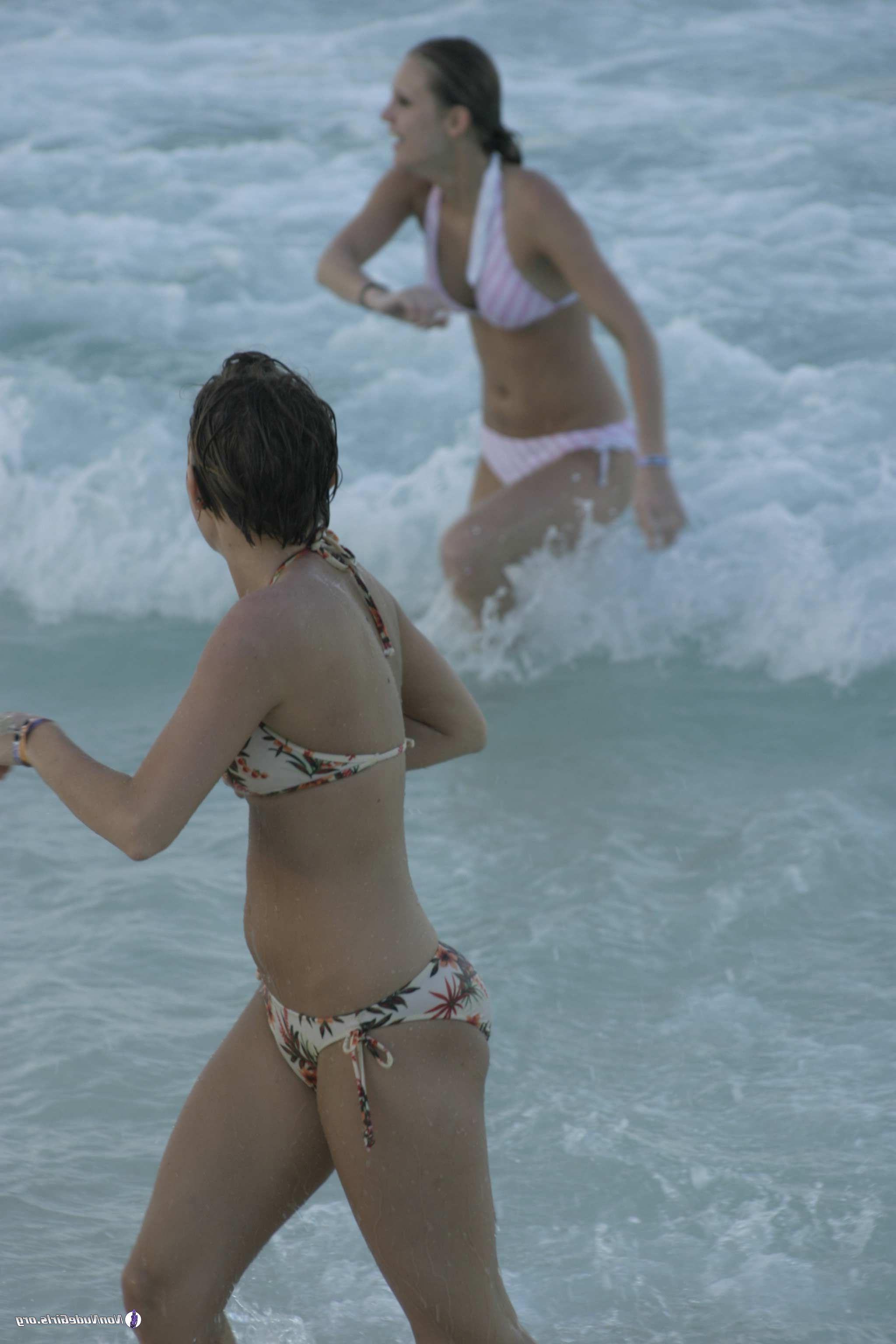 20P Pictures of hot teen girls partying