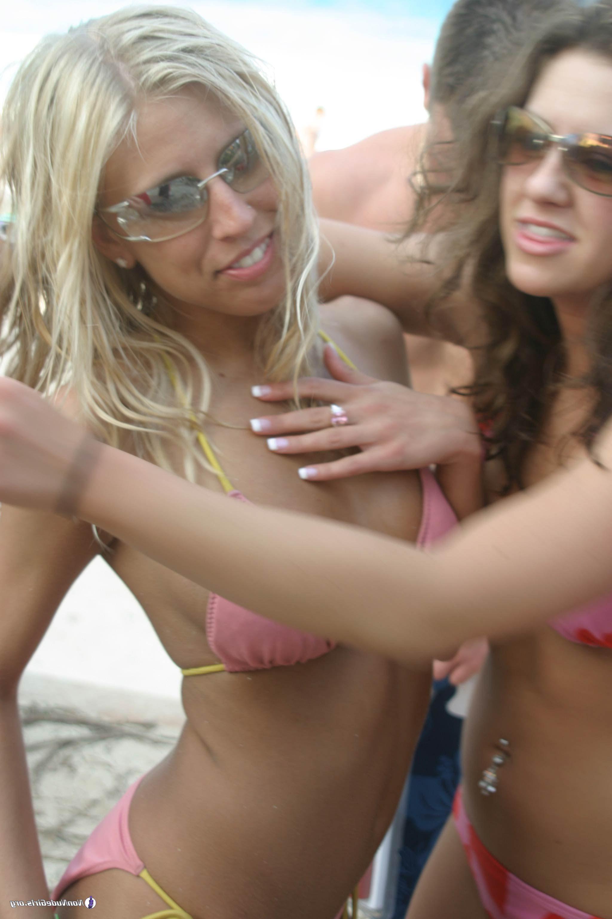 20P Pictures of hot teen girls partying