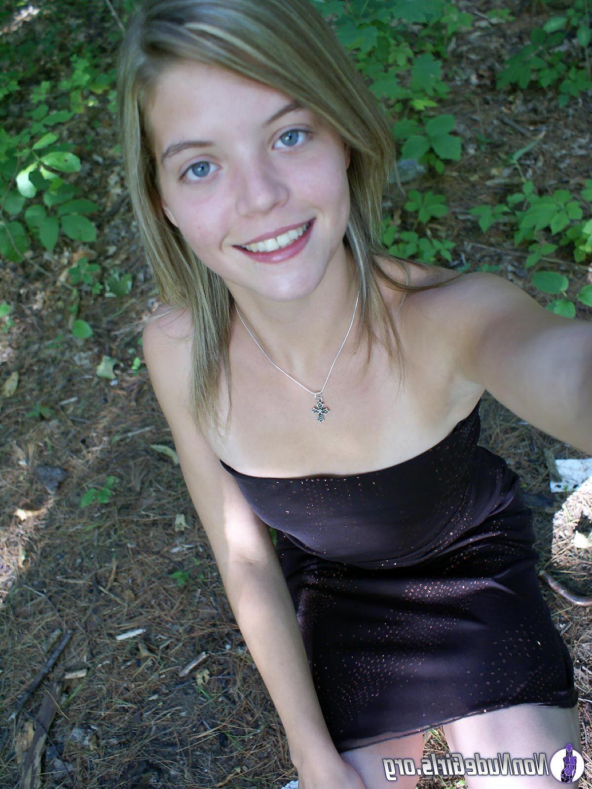 20P Pictures of hot girls showing their bodies