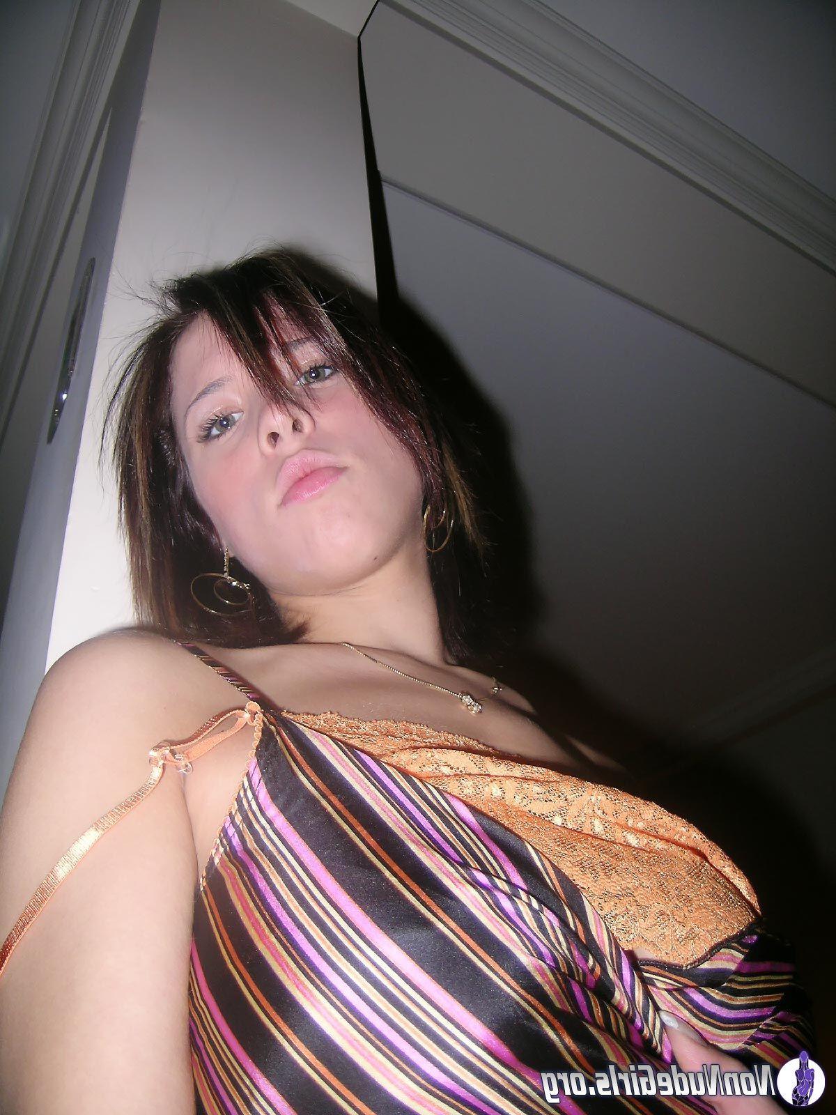 20P Pictures of hot girls showing their bodies