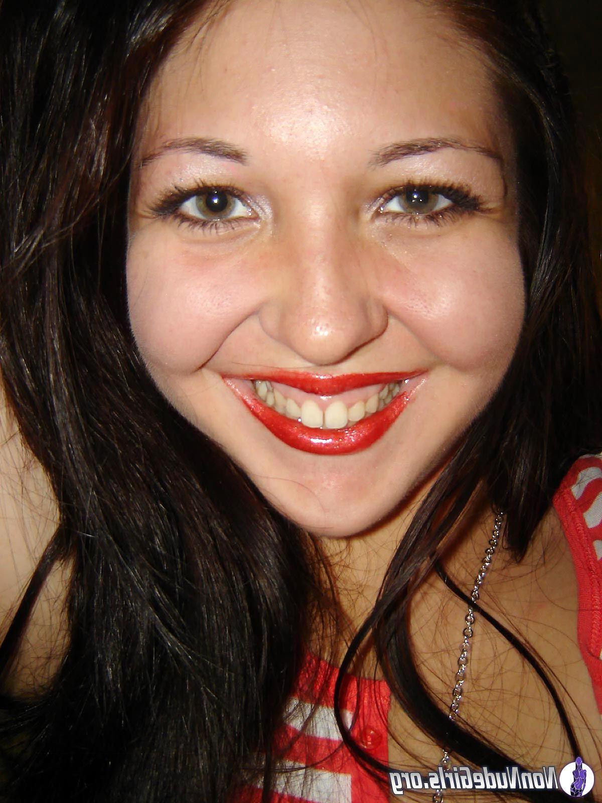 20P Pictures of hot girls showing their bodies