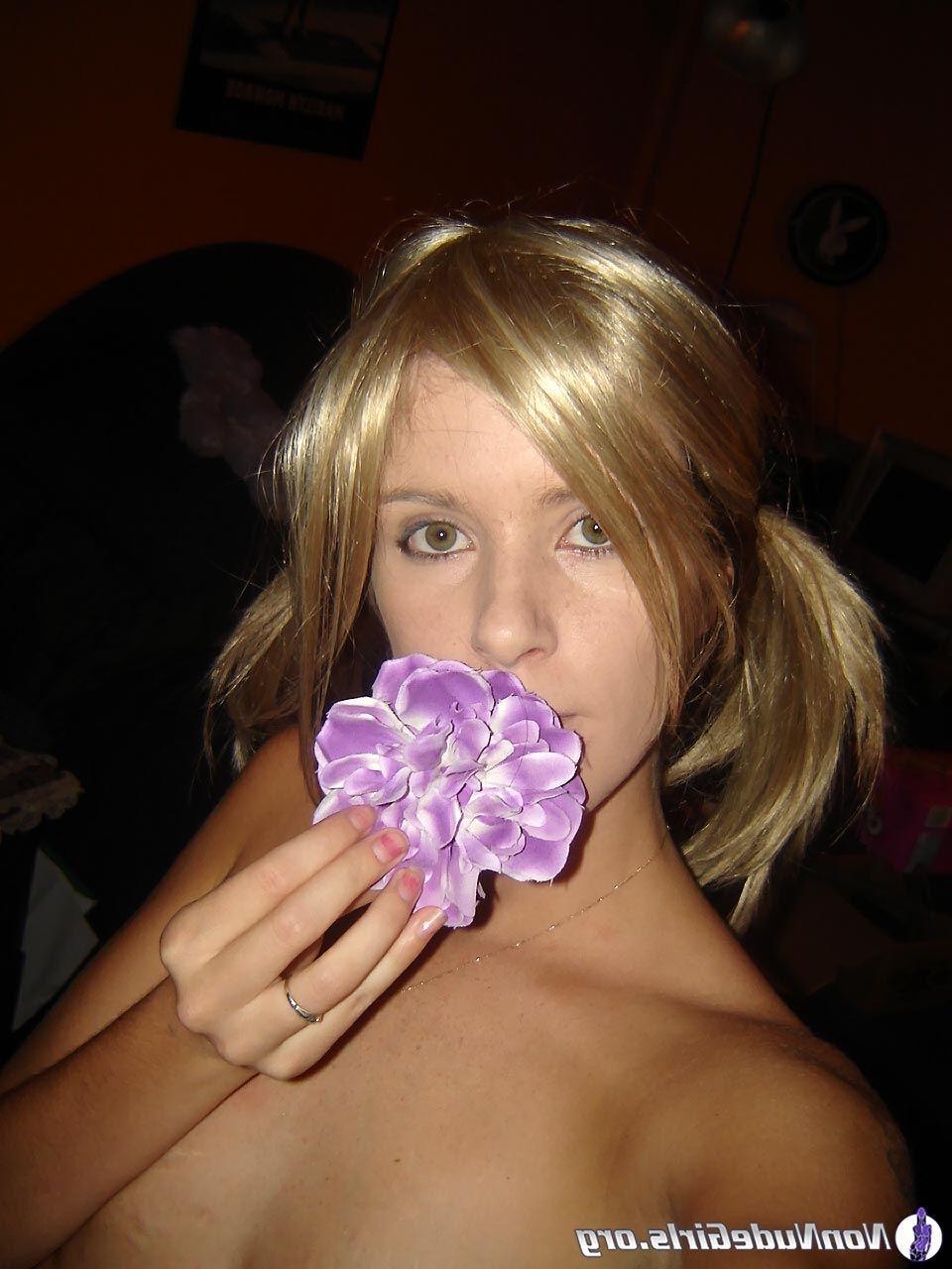 20P Pictures of hot girls showing their bodies