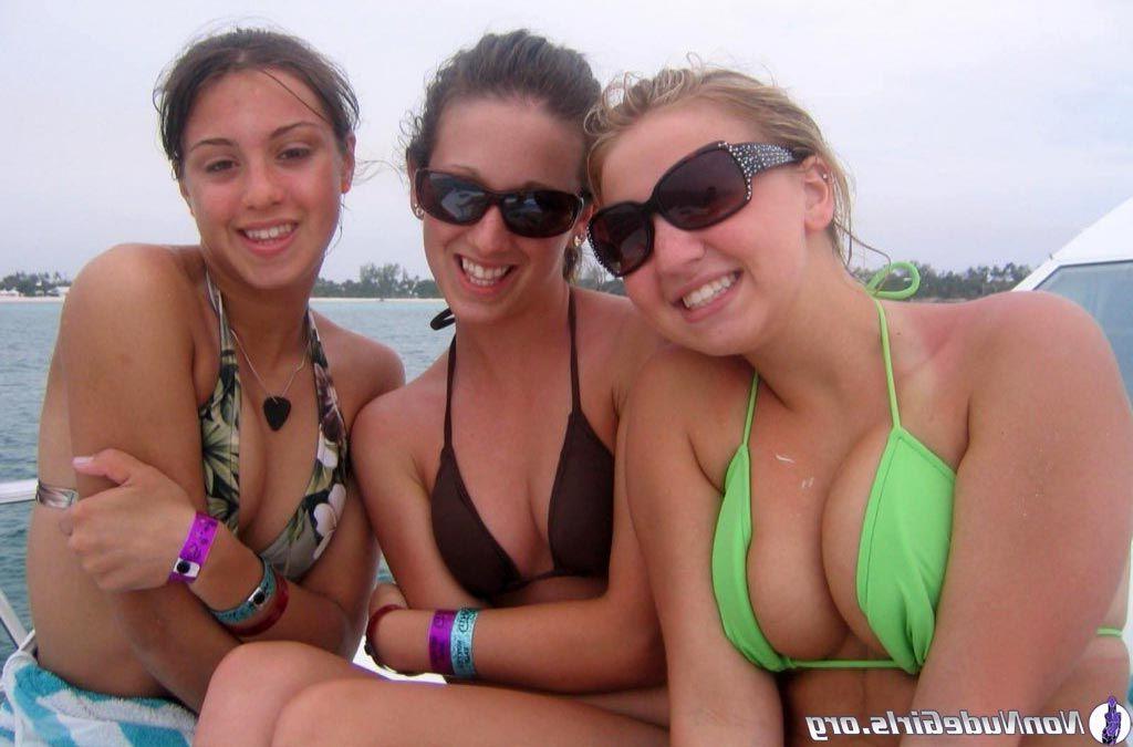 20P Pictures of beautiful teen girls outside