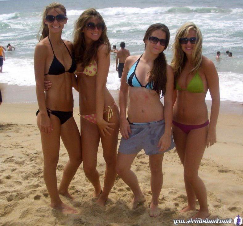 20P Pictures of beautiful teen girls outside