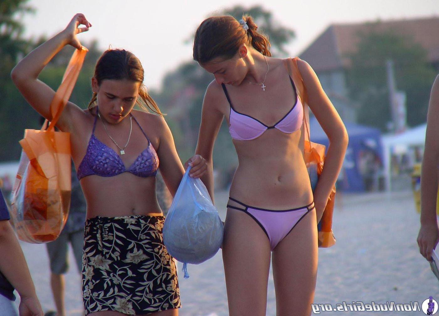 20P Pictures of beautiful teen girls outside