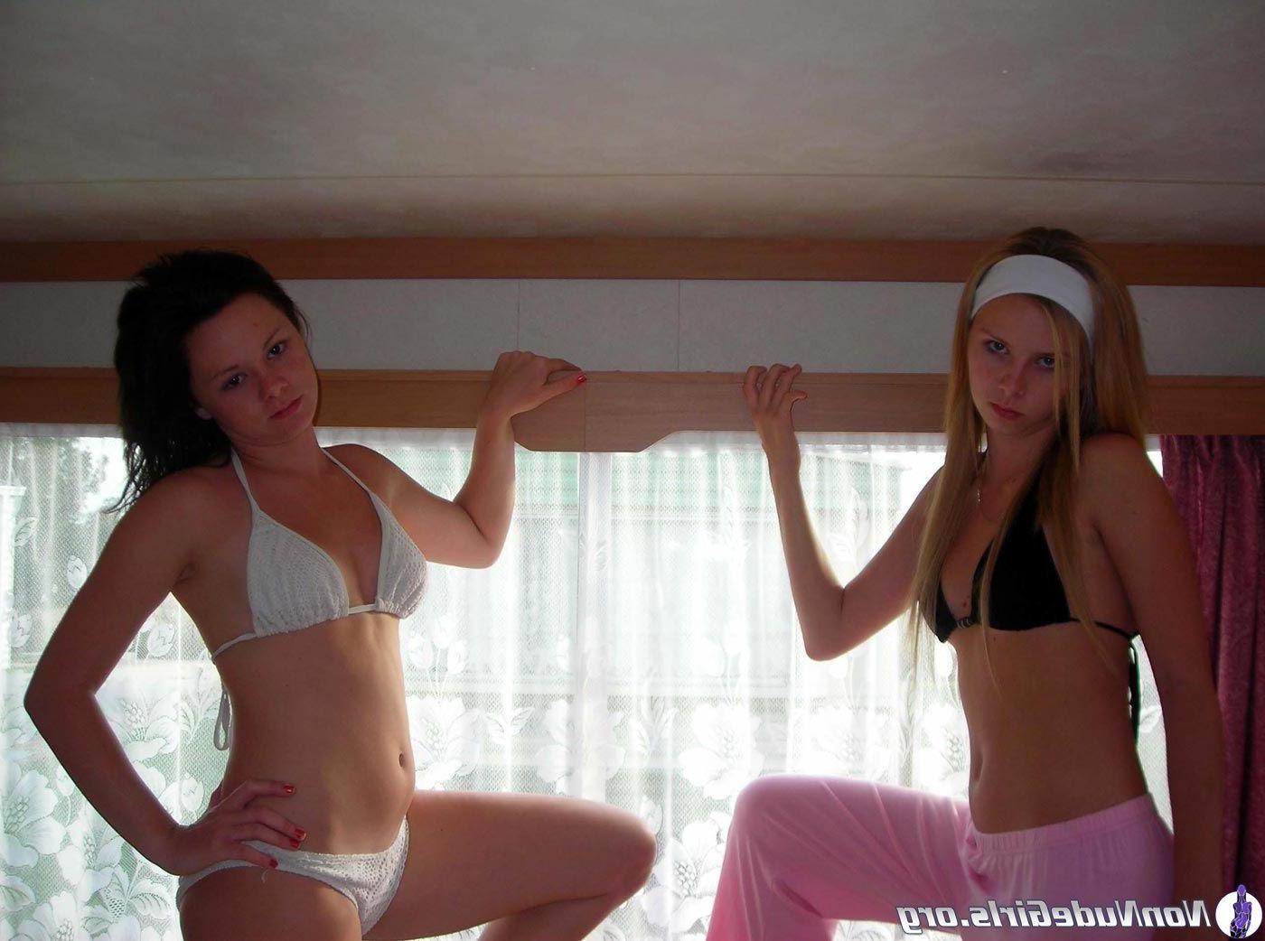 20P Pictures of beautiful teen girls outside