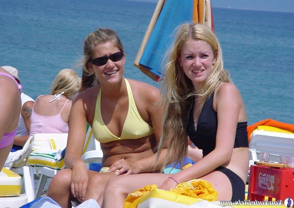 20P Pictures of beautiful teen girls outside