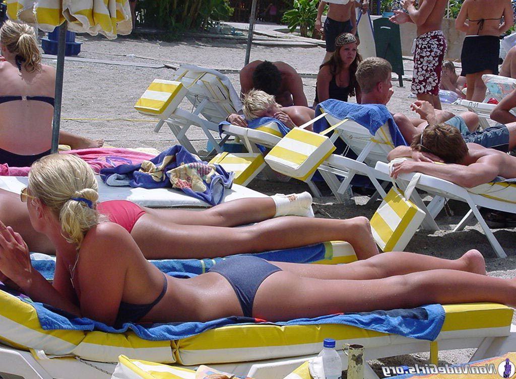 20P Pictures of beautiful teen girls outside