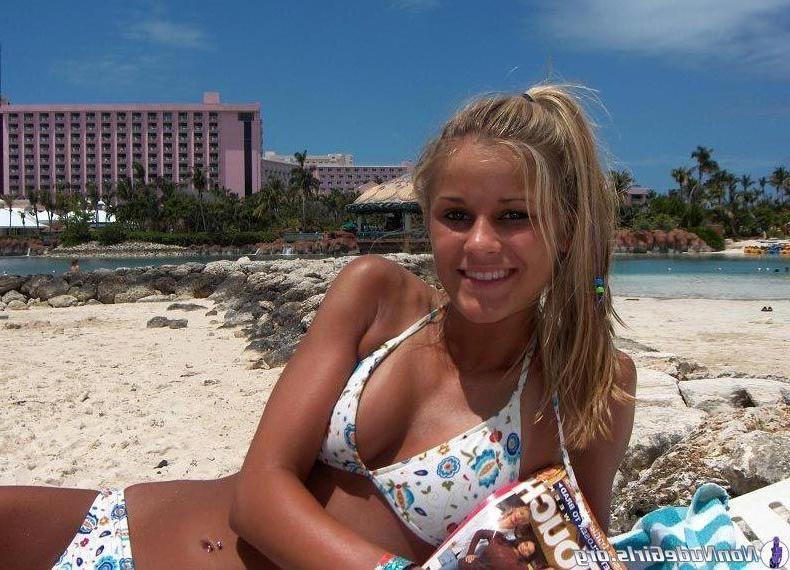 20P Pictures of beautiful teen girls outside