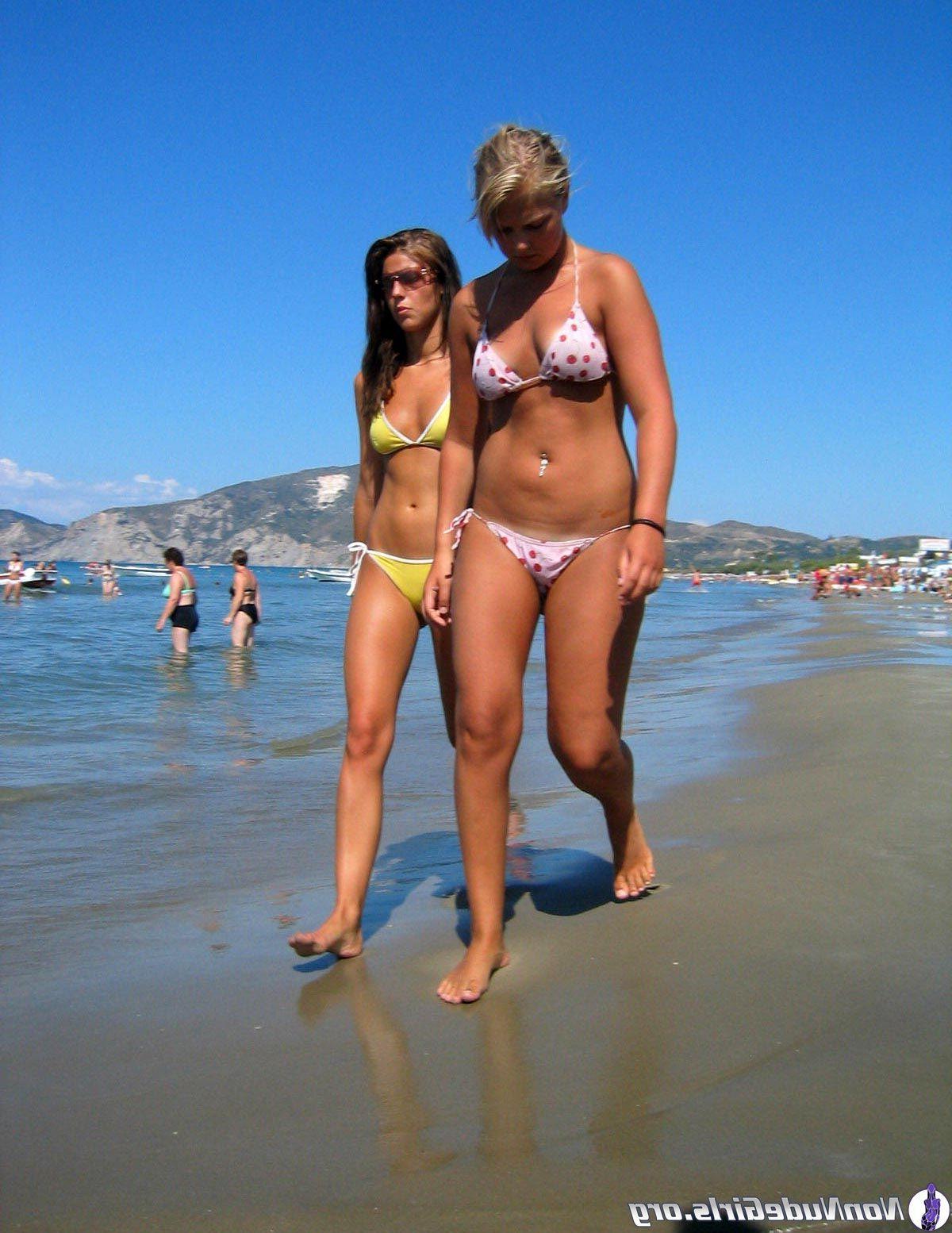 19P Pictures of hot girls in bikinis