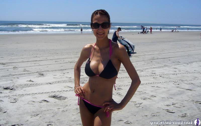 19P Pictures of hot girls in bikinis
