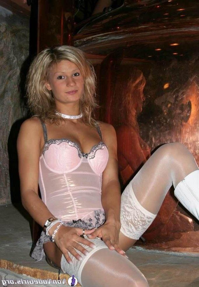 20P Pictures of hot girls showing their hotness