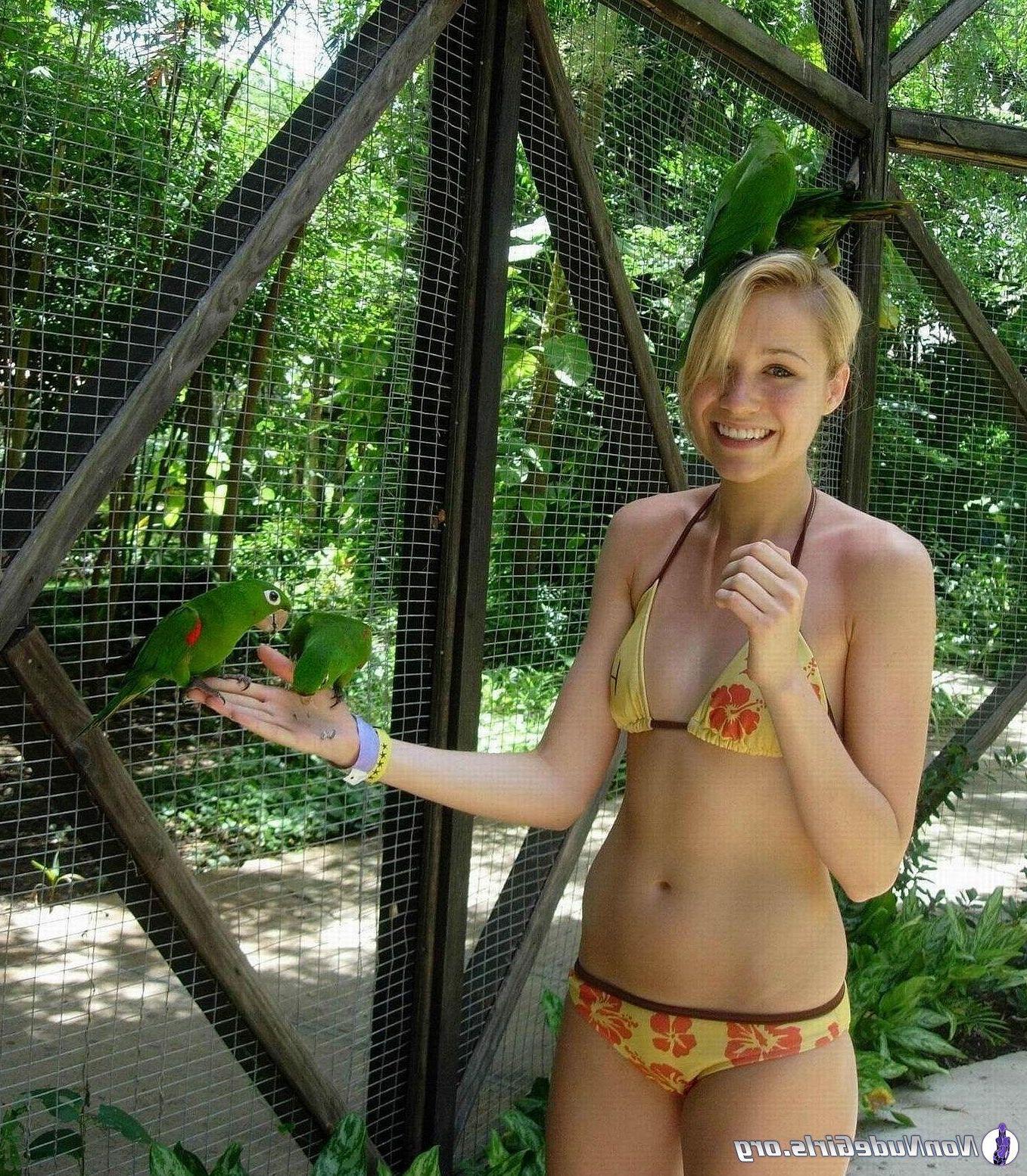 20P Pictures of hot teen girls showing their bodies