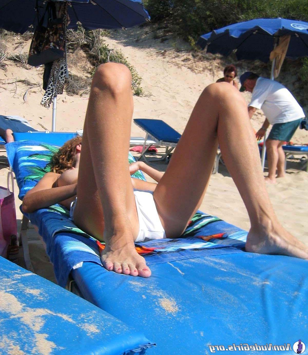 20P Pictures of hot teen girls showing their bodies