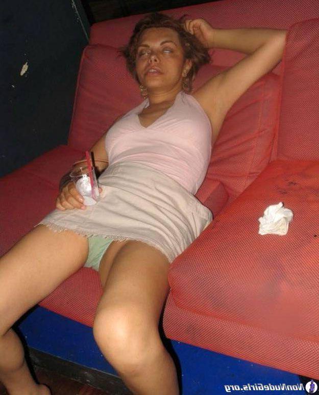 20P Pictures of hot teen girls showing their bodies