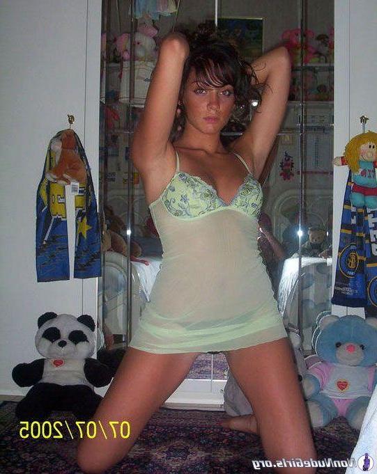 20P Pictures of hot teen girls showing their bodies