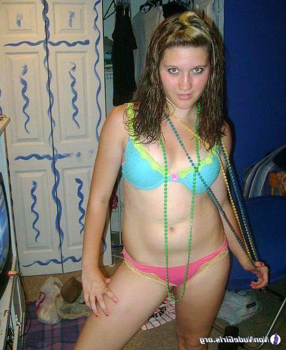 20P Pictures of hot teen girls showing their bodies