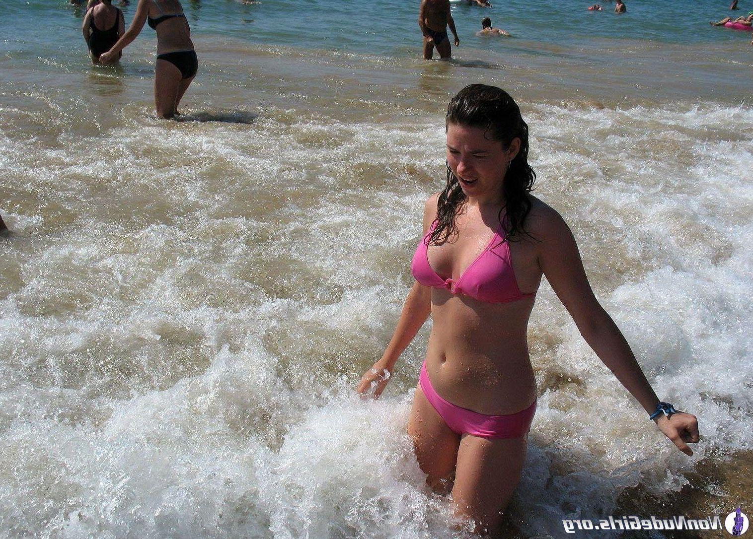 20P Pictures of hot teen girls showing their bodies