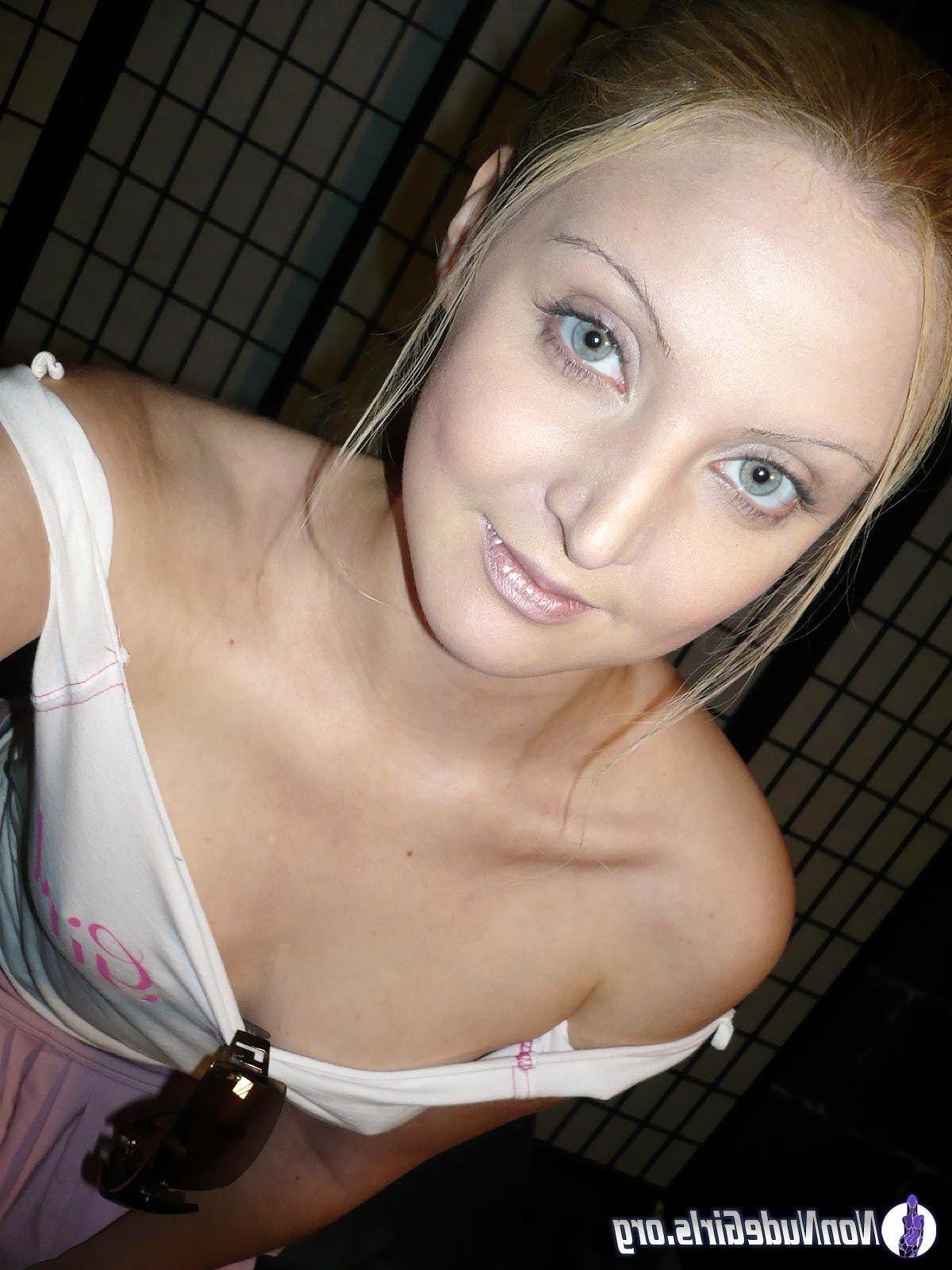 20P Pictures of hot girls showing their hotness