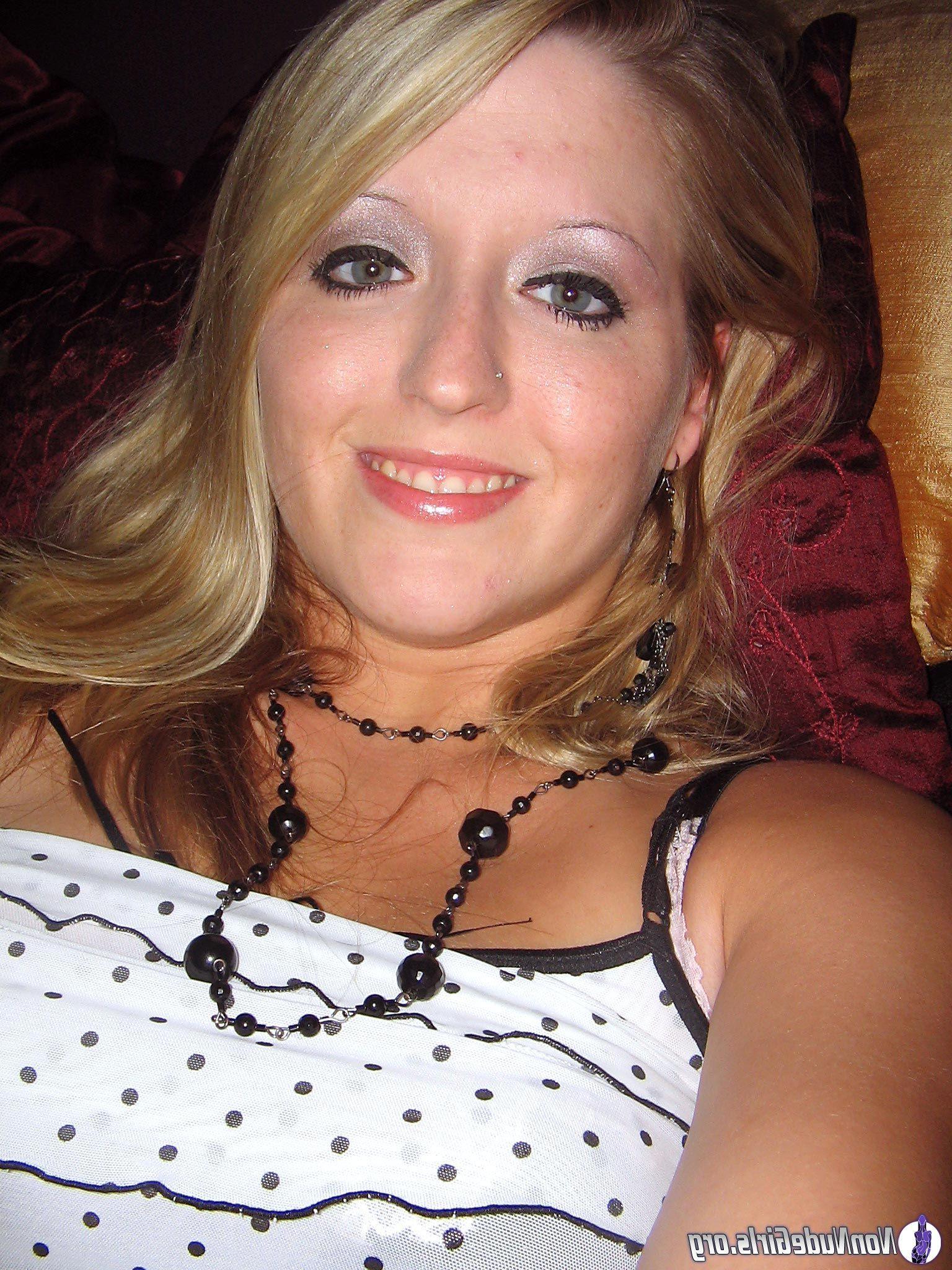 20P Pictures of hot teen girls showing off