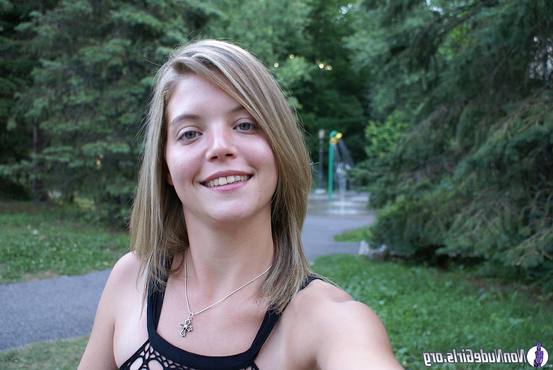 20P Pictures of hot teen girls showing off