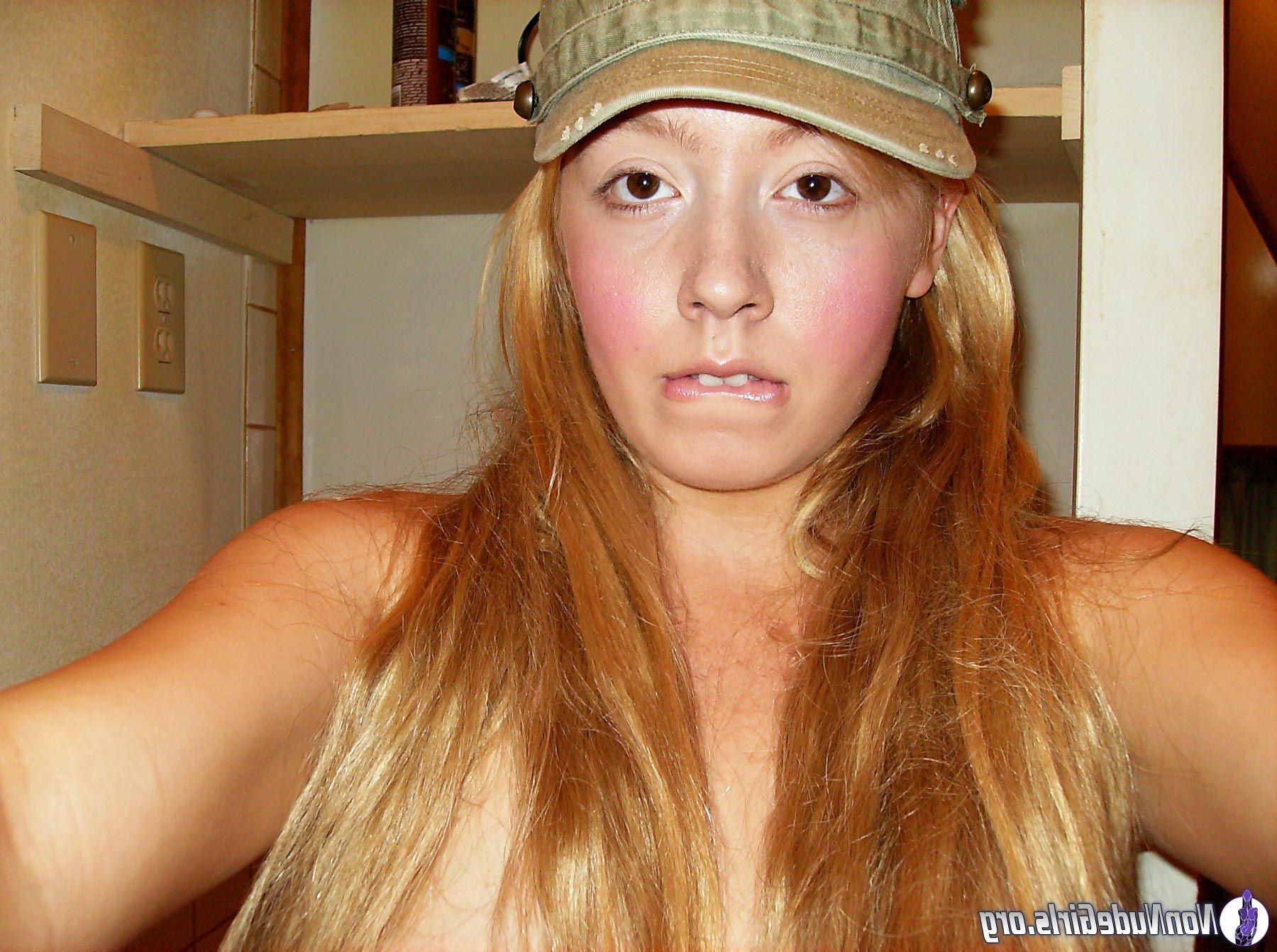 20P Pictures of hot teen girls showing off