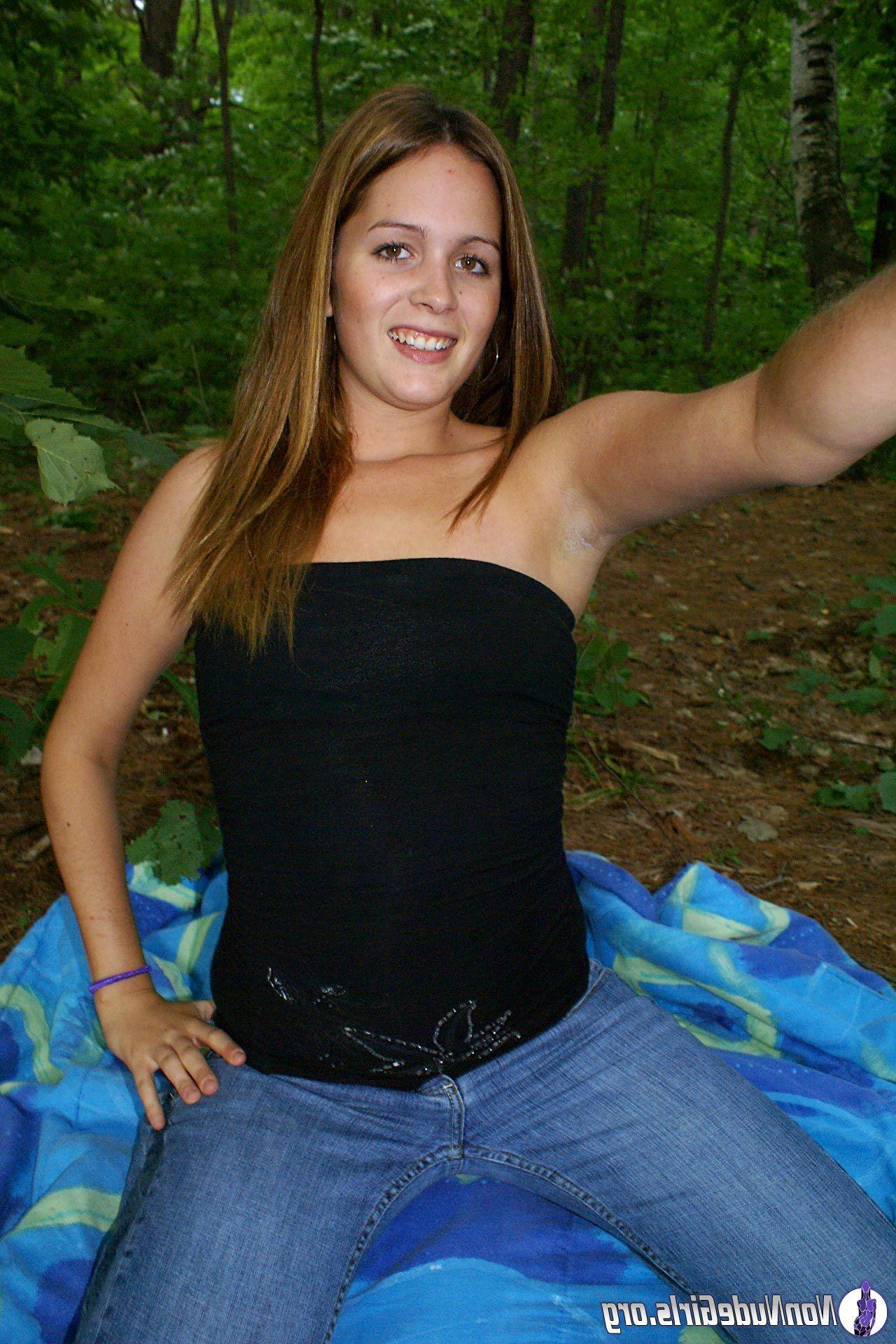 20P Pictures of hot teen girls showing off