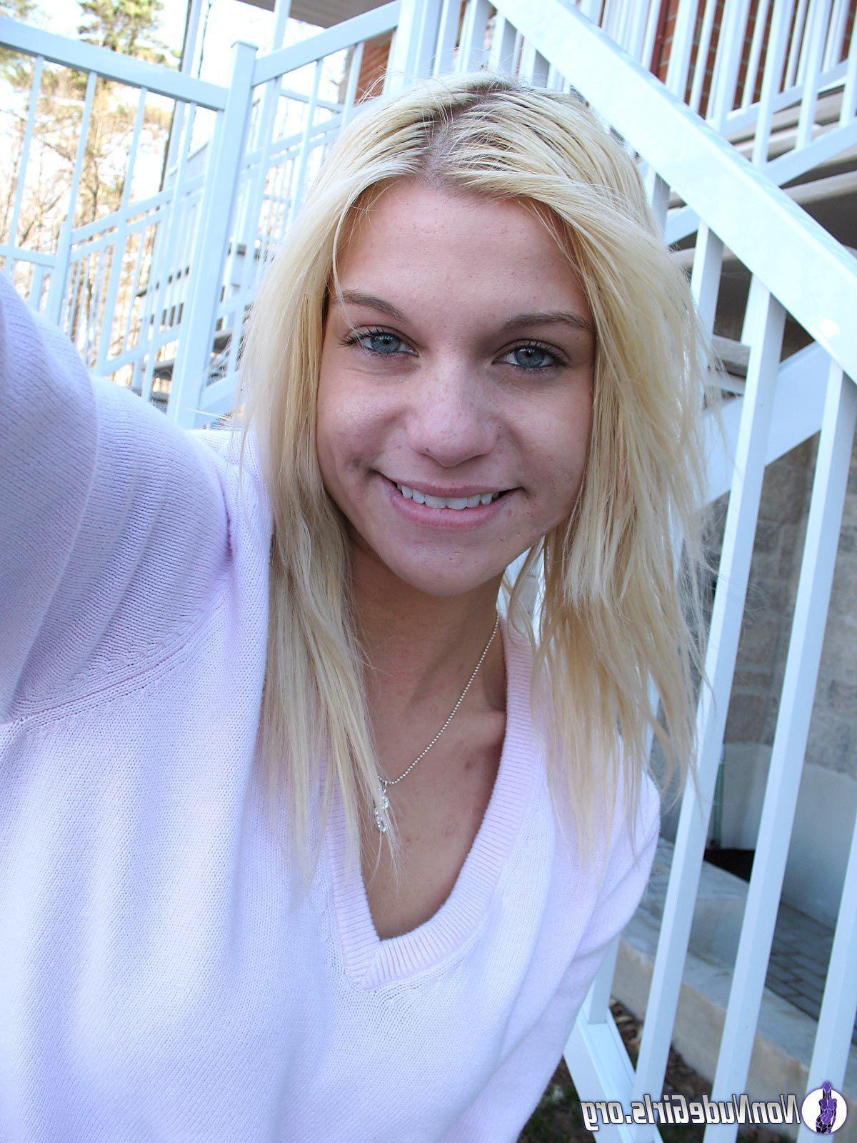 20P Pictures of hot teen girls showing off