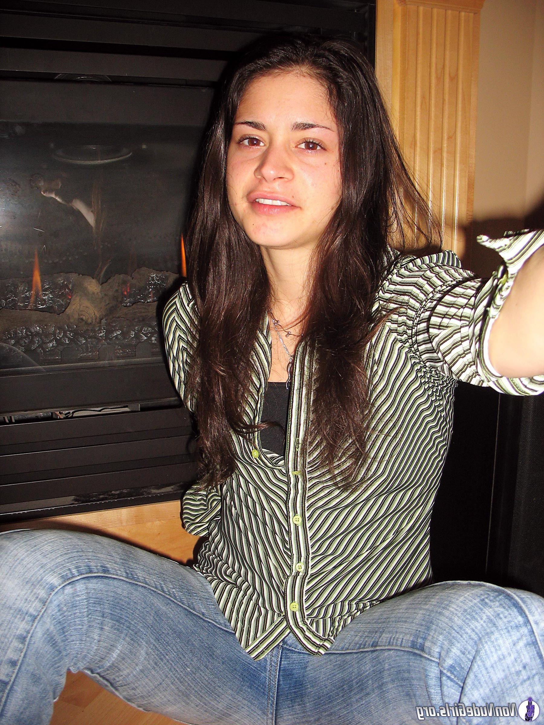 20P Pictures of hot teen girls showing off