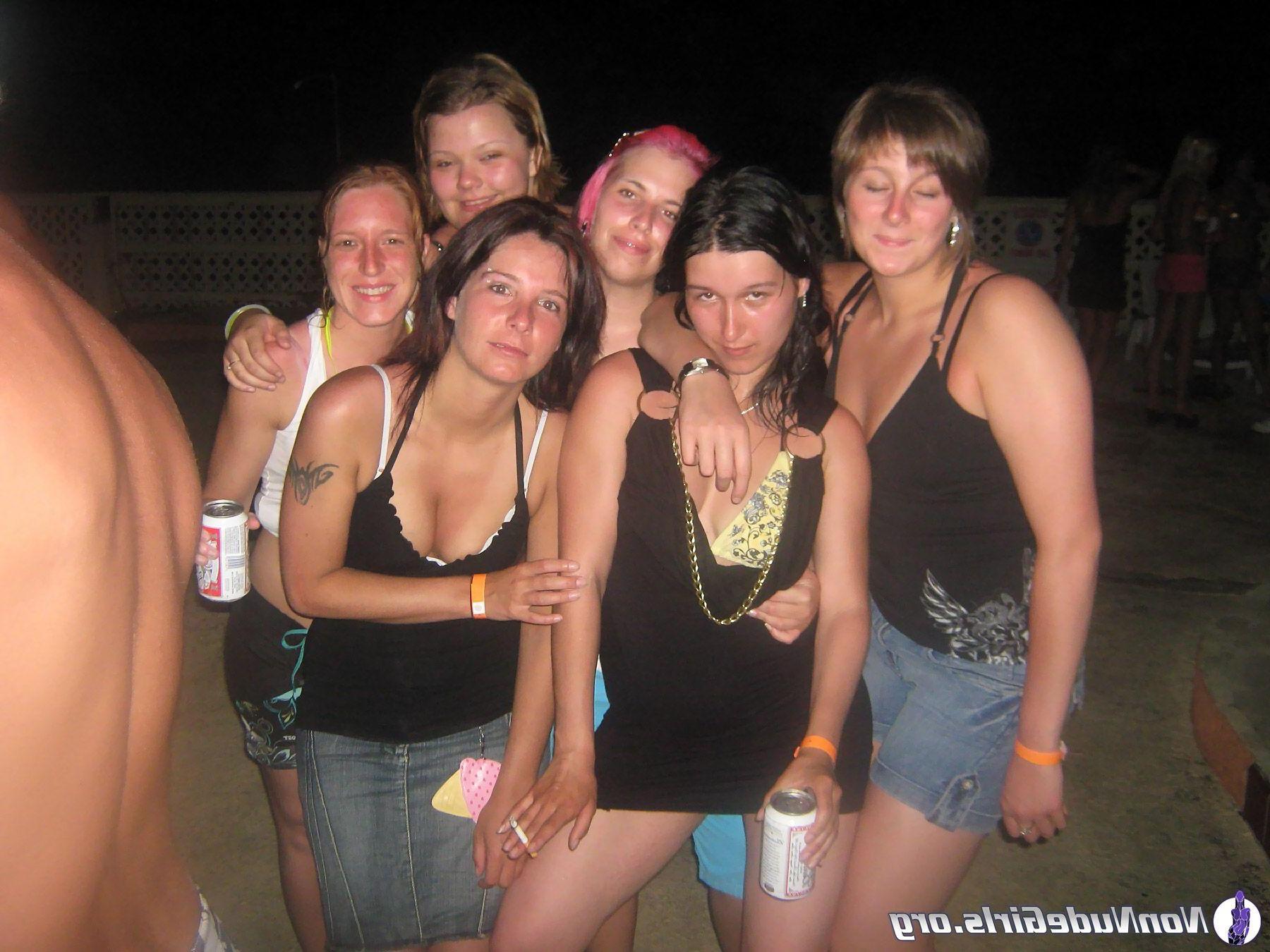 20P Pictures of gorgeous teen girls looking hot